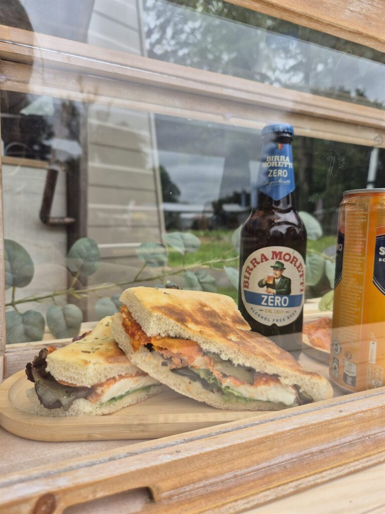 Italiaanse broodjes en drankjes in de houten vitrine