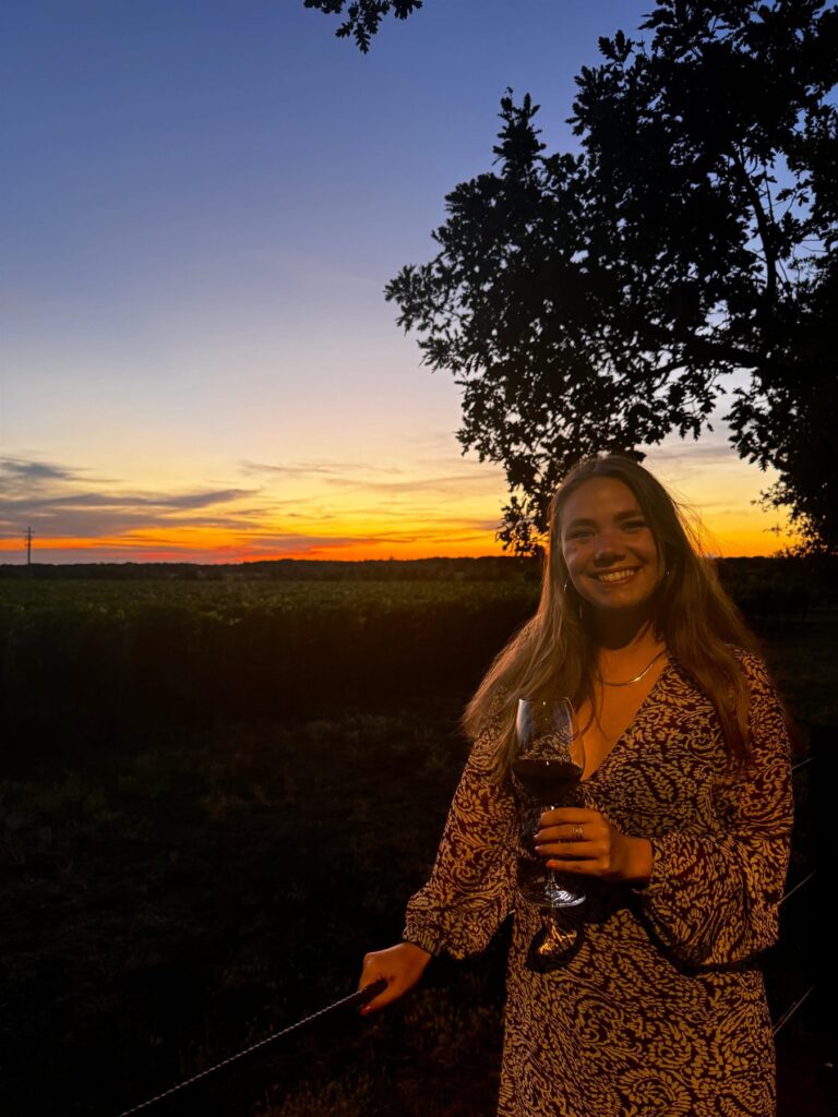 Zonsondergang boven het Italiaanse landschap met een glas wijn