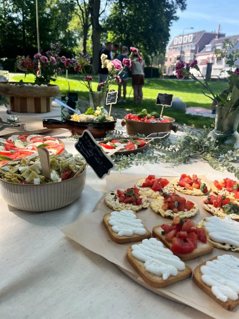 Bruschetta en caprese op het buffet tijdens een feest