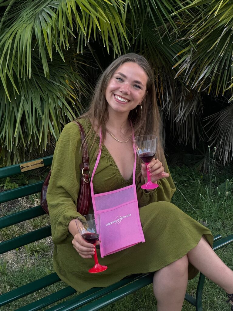 Nina van Anen, oprichter van Vini Vicini, met een glas rode wijn